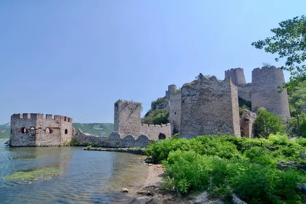 Sırbistan 'ın Tuna Nehri üzerindeki Golubac' taki Ortaçağ kalesi
