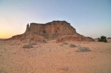     Jebel Barkal ya da Gebel Barkall - Sudan 'ın Karima kasabasında kutsal bir dağ.                           