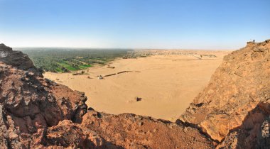    Jebel Barkal ya da Gebel Barkall - Sudan 'ın Karima kasabasında kutsal bir dağ.                           