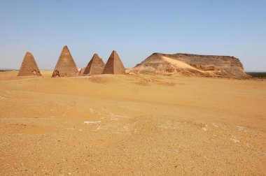     Sudan 'da Jebel Barkal' ın Nubian Piramitleri                          