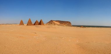      Sudan 'da Jebel Barkal' ın Nubian Piramitleri                          