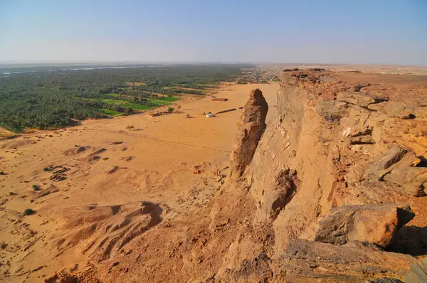     Jebel Barkal ya da Gebel Barkall - Sudan 'ın Karima kasabasında kutsal bir dağ.                           