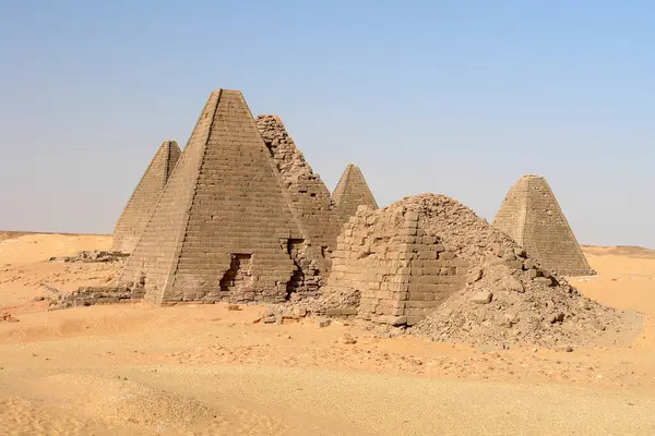      Sudan 'da Jebel Barkal' ın Nubian Piramitleri                          
