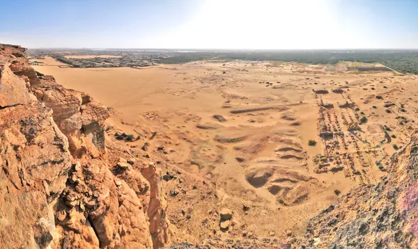 Sudan 'daki Jebel Barkal' daki Amun Tapınağı.