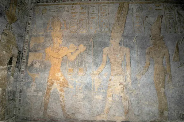 Jebel Barkal dağının Hathor tapınağının içindeki resimler.