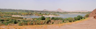 Sudan 'daki Tombos çevresindeki Nil Nehri' nin Üçüncü Kataraktı                               