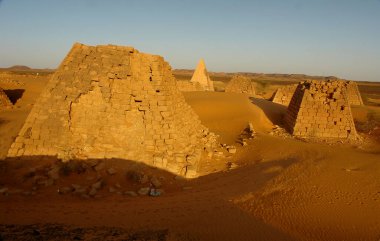 Sudan 'daki güney mezarlığının Meroe Piramitleri