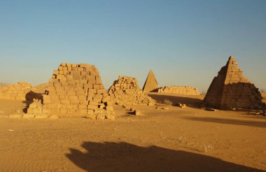 Sudan 'daki güney mezarlığının Meroe Piramitleri