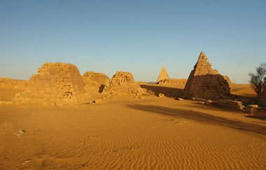 Sudan 'daki güney mezarlığının Meroe Piramitleri