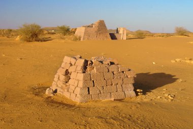 Sudan 'daki güney mezarlığının Meroe Piramitleri
