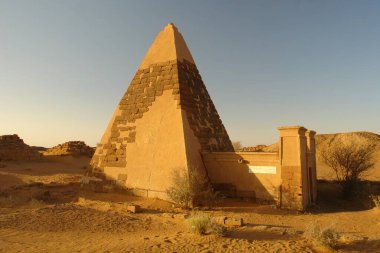 Sudan 'ın kuzeyindeki mezarlığın Meroe Piramitleri