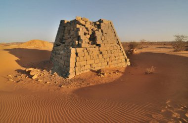 Sudan 'daki güney mezarlığının Meroe Piramitleri