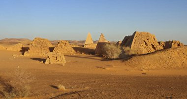 Sudan 'daki güney mezarlığının Meroe Piramitleri