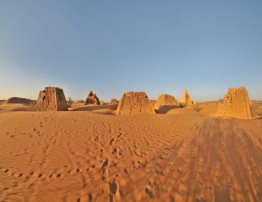 Sudan 'ın kuzeyindeki mezarlığın Meroe Piramitleri