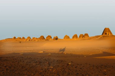 Sudan 'ın kuzeyindeki mezarlığın Meroe Piramitleri