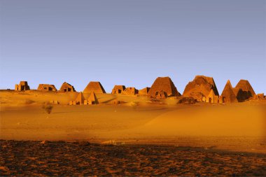 Sudan 'ın kuzeyindeki mezarlığın Meroe Piramitleri