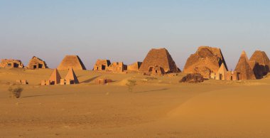 Sudan 'ın kuzeyindeki mezarlığın Meroe Piramitleri