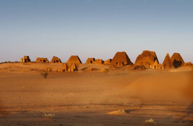 Sudan 'ın kuzeyindeki mezarlığın Meroe Piramitleri