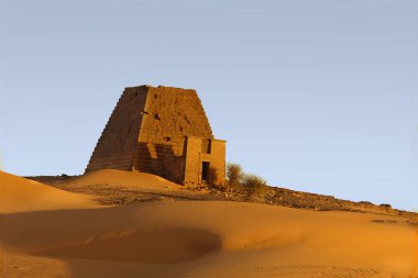 Sudan 'ın kuzeyindeki mezarlığın Meroe Piramitleri