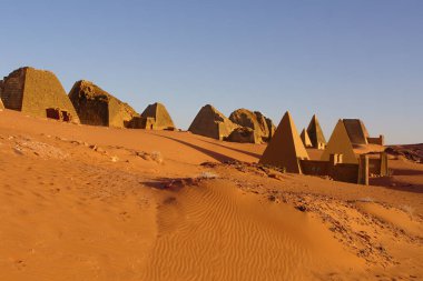 Sudan 'ın kuzeyindeki mezarlığın Meroe Piramitleri