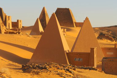 Sudan 'ın kuzeyindeki mezarlığın Meroe Piramitleri