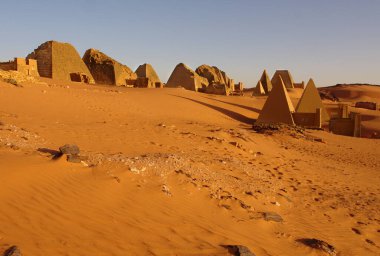 Sudan 'ın kuzeyindeki mezarlığın Meroe Piramitleri