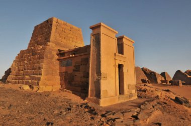 Sudan 'ın kuzeyindeki mezarlığın Meroe Piramitleri