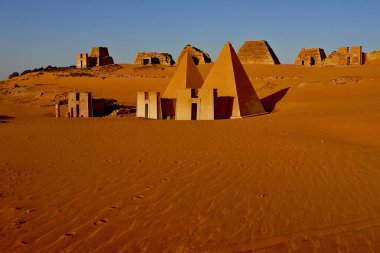 Sudan 'ın kuzeyindeki mezarlığın Meroe Piramitleri