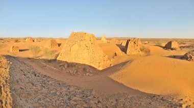 Sudan 'daki güney mezarlığının Meroe Piramitleri