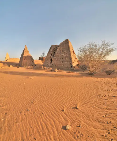 Sudan 'daki güney mezarlığının Meroe Piramitleri