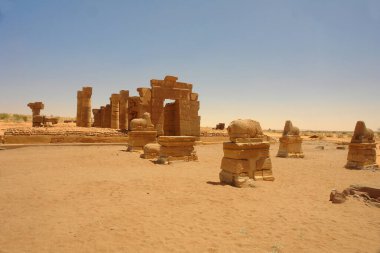  Naqa ya da Naga 'a - Amun tapınağıyla birlikte günümüz Sudan' ında Kushitic Krallığı 'nın yıkılmış antik bir şehri.                              
