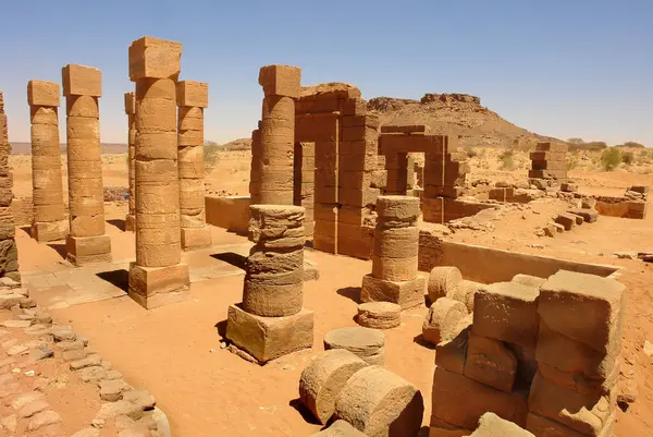  Naqa ya da Naga 'a - Amun tapınağıyla birlikte günümüz Sudan' ında Kushitic Krallığı 'nın yıkılmış antik bir şehri.                              