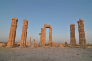 Soleb - Sudan 'daki tanrı Amun Re' ye adanmış firavun Amenhotep III tarafından kurulan bir tapınağın kalıntıları.