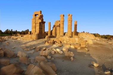 Soleb - Sudan 'daki tanrı Amun Re' ye adanmış firavun Amenhotep III tarafından kurulan bir tapınağın kalıntıları.