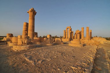 Soleb - Sudan 'daki tanrı Amun Re' ye adanmış firavun Amenhotep III tarafından kurulan bir tapınağın kalıntıları.
