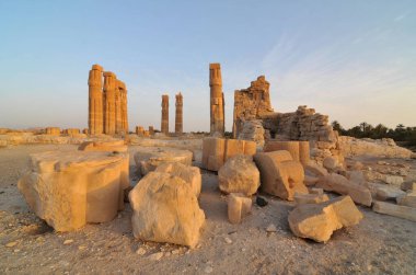 Soleb - Sudan 'daki tanrı Amun Re' ye adanmış firavun Amenhotep III tarafından kurulan bir tapınağın kalıntıları.