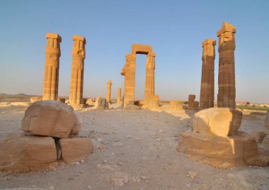 Soleb - Sudan 'daki tanrı Amun Re' ye adanmış firavun Amenhotep III tarafından kurulan bir tapınağın kalıntıları.