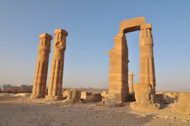 Soleb - Sudan 'daki tanrı Amun Re' ye adanmış firavun Amenhotep III tarafından kurulan bir tapınağın kalıntıları.