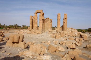 Soleb - Sudan 'daki tanrı Amun Re' ye adanmış firavun Amenhotep III tarafından kurulan bir tapınağın kalıntıları.