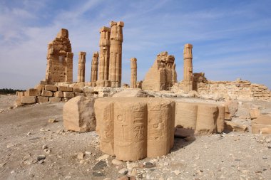 Soleb - Sudan 'daki tanrı Amun Re' ye adanmış firavun Amenhotep III tarafından kurulan bir tapınağın kalıntıları.