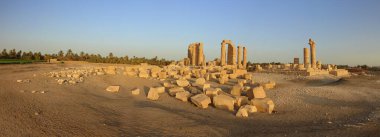 Soleb - Sudan 'daki tanrı Amun Re' ye adanmış firavun Amenhotep III tarafından kurulan bir tapınağın kalıntıları.