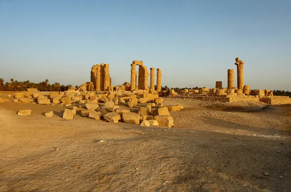 Soleb - Sudan 'daki tanrı Amun Re' ye adanmış firavun Amenhotep III tarafından kurulan bir tapınağın kalıntıları.