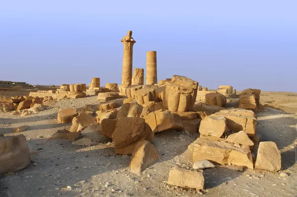 Soleb - Sudan 'daki tanrı Amun Re' ye adanmış firavun Amenhotep III tarafından kurulan bir tapınağın kalıntıları.