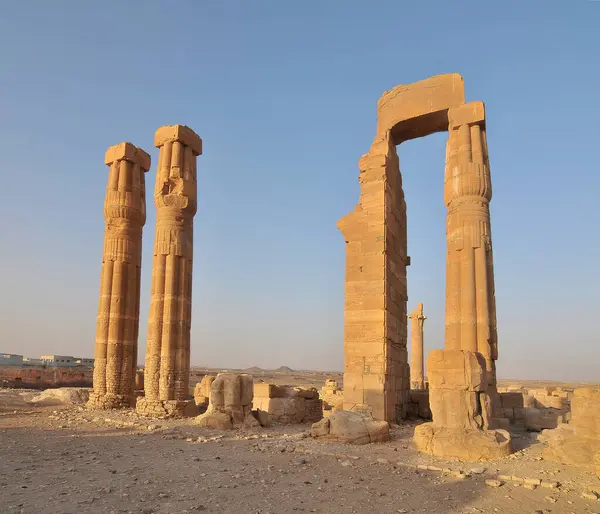 Soleb - Sudan 'daki tanrı Amun Re' ye adanmış firavun Amenhotep III tarafından kurulan bir tapınağın kalıntıları.