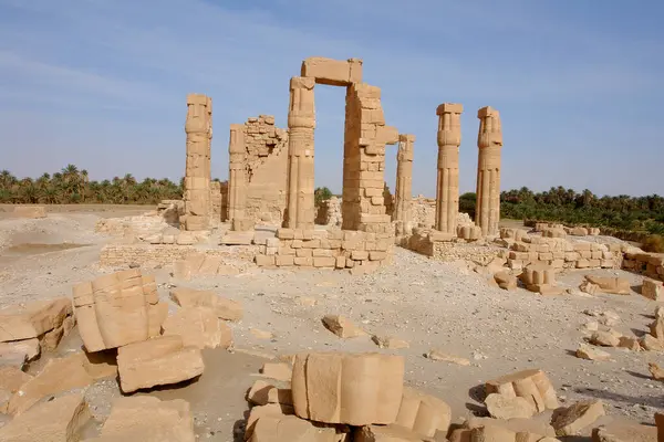 Soleb - Sudan 'daki tanrı Amun Re' ye adanmış firavun Amenhotep III tarafından kurulan bir tapınağın kalıntıları.