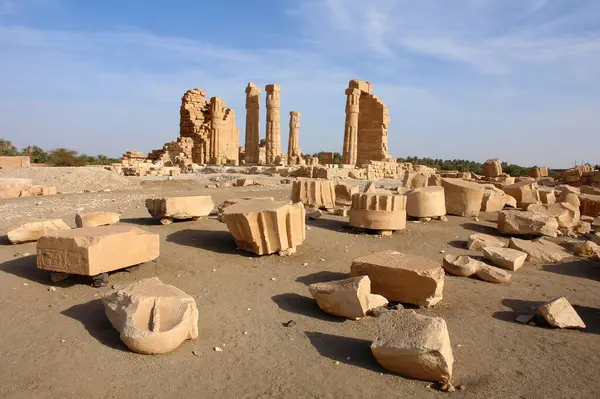 Soleb - Sudan 'daki tanrı Amun Re' ye adanmış firavun Amenhotep III tarafından kurulan bir tapınağın kalıntıları.