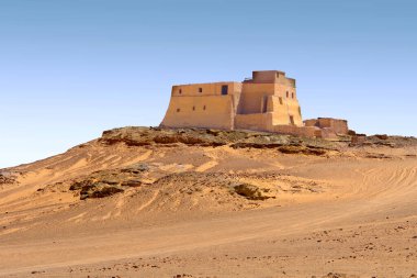 Yaşlı Dongola - eski Sudan 'daki terk edilmiş Makuria Hristiyan devletinde taht salonu olarak bilinir.                               