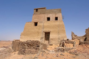 Yaşlı Dongola - eski Sudan 'daki terk edilmiş Makuria Hristiyan devletinde taht salonu olarak bilinir.                               