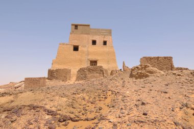 Yaşlı Dongola - eski Sudan 'daki terk edilmiş Makuria Hristiyan devletinde taht salonu olarak bilinir.                               