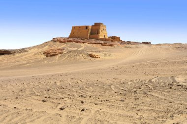 Yaşlı Dongola - eski Sudan 'daki terk edilmiş Makuria Hristiyan devletinde taht salonu olarak bilinir.                               
